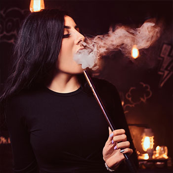 Mädchen-raucht-shisha
